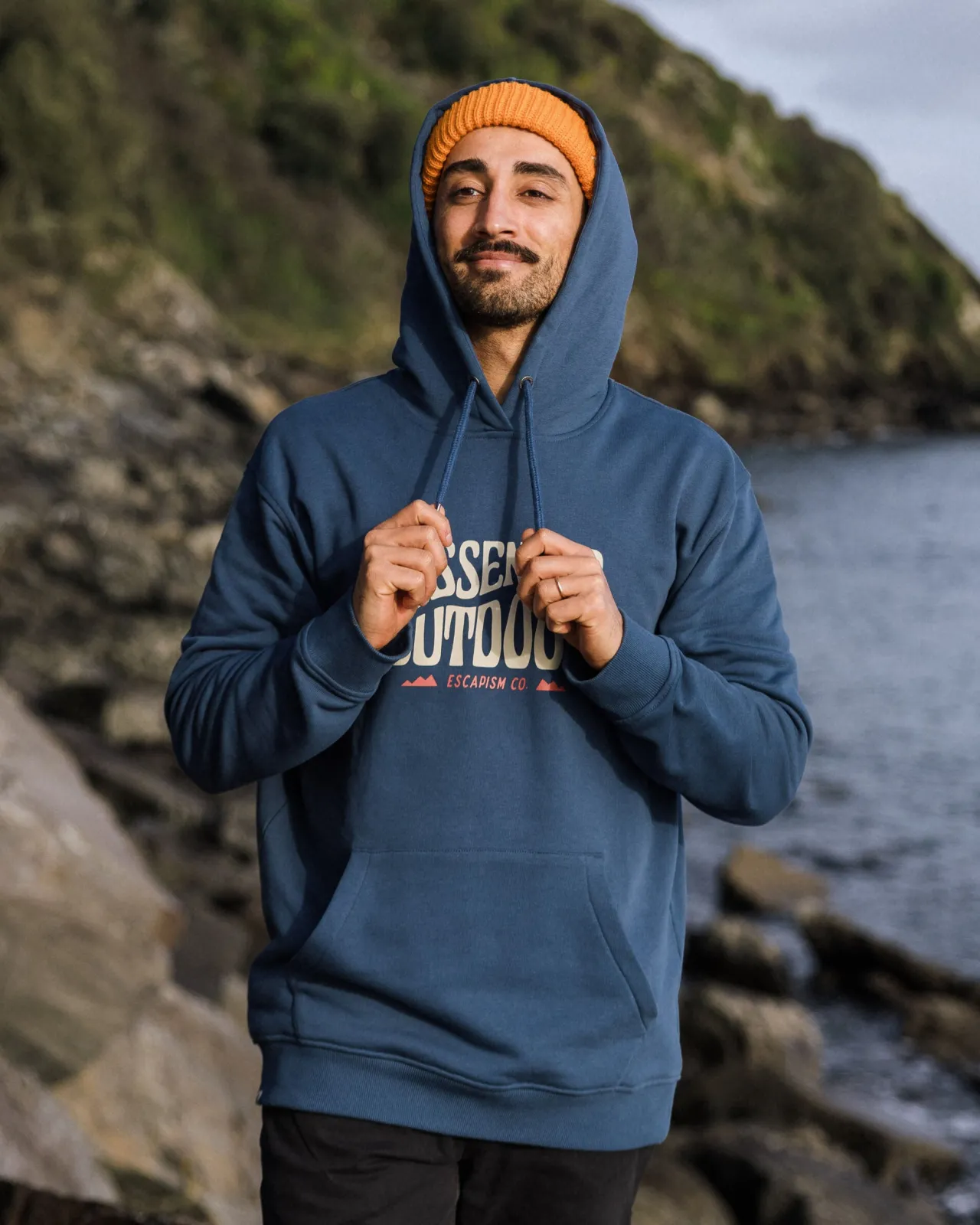 yuca_biobaumwoll_hoodie__dunkler_denim_4.webp Fashion Yuca Bio-Baumwoll Hoodie - Dunkler Denim Herren Kapuzenpullover & Sweatshirts